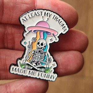 At Least My Trauma Made Me Cute - Sarkastisches Zitat Emaille Pin Abzeichen, Humor Geschenk