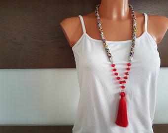 Veelkleurige lange ketting met rode kwast, kettingen voor dames