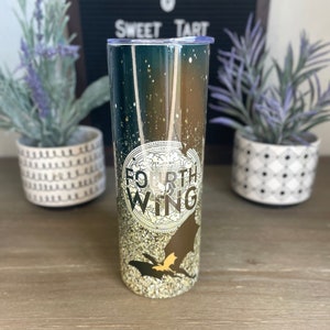 Vierter Flügel-20 Unzen Tumbler-Karte-Rebecca Yarros Merch-Iron Flamme-Hot-Cold-Drinks-Tasse-Kaffee-Tee-Sublimated Design-Dragon Rider-Riders Quadrant