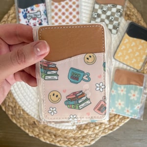 Book Club-Aldi Quarter Holder-Handdesinfecterend middel-Car Coaster-Chapstick Holder-Sleutelhangers-Telefoonkaarthouder-Book Lover-Retro-Bookish-Book Trope