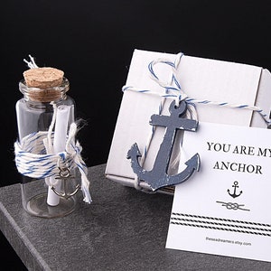 Mensaje náutico en una botella con dije de ancla, decoraciones, decoración de rayas azules, obsequio de boda costero, recuerdo de invitado, regalo de novio