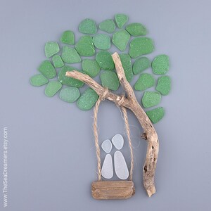DIY kit zeeglas – Koppel op schommel onder boom – Handgemaakte kiezelkunst muurdecoratie, op de kust geïnspireerd cadeau