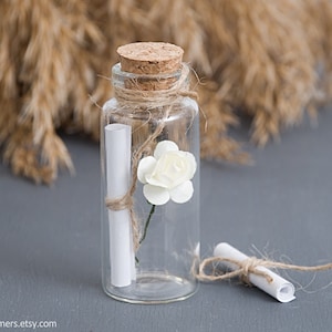 Weiße Rose in der Flasche mit personalisierter Nachricht, Blume für Mama, Geschenk für Großmutter oder Nan, ich liebe dich Geschenk oder Blumenhochzeitsbevorzugung