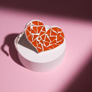 Enfeite de coração em mosaico feito à mão – Presente de cerâmica vermelha e branca - Decoração pendurada em forma de coração para arte de parede, lembrança de inauguração de casa.