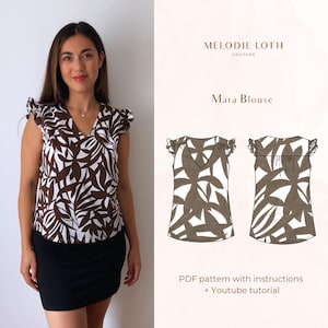 Peut inclure: Une femme porte un chemisier à motifs marron et blanc avec un col en V et des manches à volants. Le chemisier est associé à une jupe noire. L'image montre également un schéma du chemisier et le texte "Melodie Loth Couture" et "Mara Blouse".
