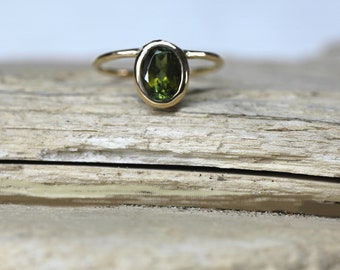 Yellow gold and green tourmaline ring
