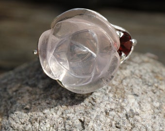 Rose Quartz Flower Ring Sculpture with Grenats