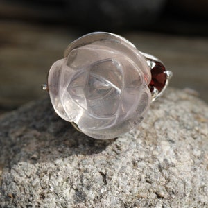 Rose Quartz Flower Ring Sculpture with Grenats