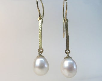 Drop earrings in yellow gold and oval cultured pearls