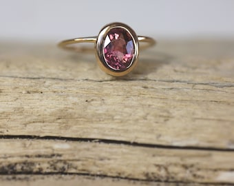 Anillo de oro amarillo y turmalina rosa