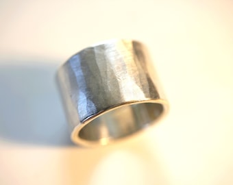 Breiter Rohrring aus gehämmertem Silber