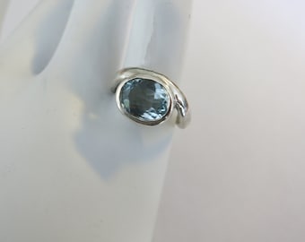 RING aus Silber und blauem Topas