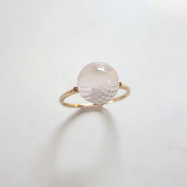 BAGUE en Or blanc et Quartz rose ,boule facettée de 11 mm