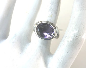 Silberring, gewellter Ringkörper und Amethyst in geschlossener Fassung