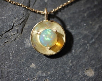 Runder Anhänger, Opal auf Gelbgold