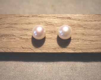 Ohrstecker aus Silber und Süßwasserperlen, 8 mm