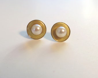 Runde Ohrringe aus Gelbgold und Süßwasserperlen