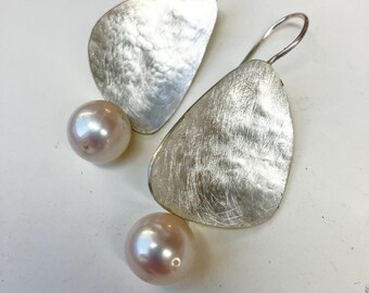 Pair of dangling earrings in brushed silver and cultured pearls