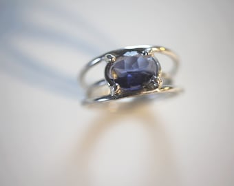 Silberring mit ovalem blauem Iolithstein