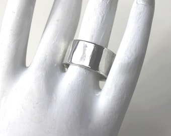 Wide ring in hammered and polished solid silver