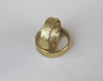 Strukturierter Ehering aus 18-karätigem Gelbgold