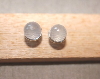 Silberne Ohrstecker und facettierte Rosenquarzperlen