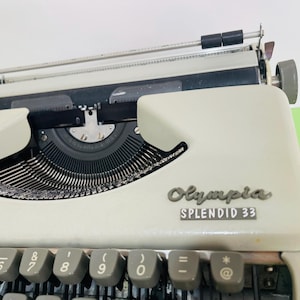 Olympia SPLENDID 33 Vintage Typewriter