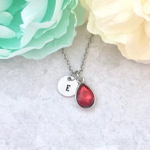 Collar inicial con piedra de nacimiento