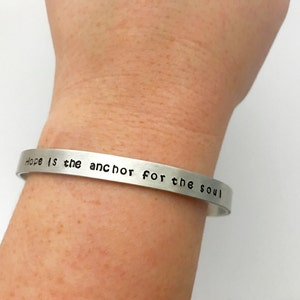 Mano estampada esperanza es el ancla para el alma del pun ¢ o - inspirador mensaje brazalete pulsera - inspiración brazalete pulsera