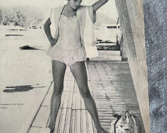 1957 Vintage mode badillustration kvinna mitten av århundradet stil original tryckt annons