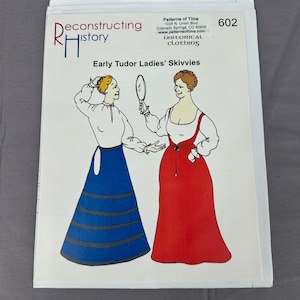 Puede incluir: Un patrón para "Early Tudor Ladies' Skivvies". La portada presenta una ilustración en blanco y negro de dos mujeres con vestimenta Tudor. Una lleva una falda azul con rayas, la otra una falda roja. El texto "reconstructing history" está en la parte superior.
