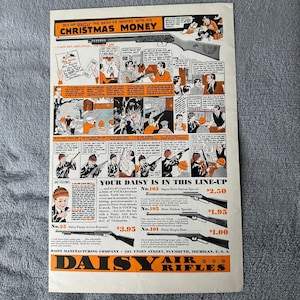 Może przedstawiać: Reklama w stylu vintage dla karabinów pneumatycznych Daisy. Reklama zawiera komiks z ilustracjami ludzi używających karabinów. Tekst zawiera frazę "Your Daisy is in this line-up" oraz ceny różnych modeli.