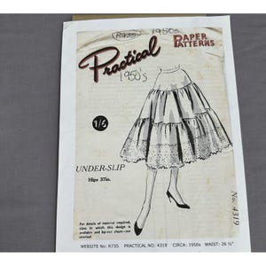 Può includere: Un cartamodello vintage in carta per una sottoveste con gonna a balze. La copertina riporta il testo Practical Paper Patterns, 1950s, 1/6, UNDER-SLIP, Hips 37in., No. 4319 e R735. Include un'illustrazione in bianco e nero del capo.