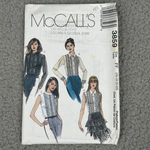 Op de afbeelding: McCall's naaipatroonhoes met illustraties van damesblouses en tops. De envelop is wit met het McCall's-logo en patroonnummer 3859. De maat is FF (16-18-20-22).