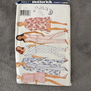 Könnte beinhalten: Ein Vintage-Butterick-Schnittmuster, Größe L-XL, mit Illustrationen von Schlafbekleidung. Das Cover zeigt verschiedene Pyjama-Sets, Roben und ein Nachthemd in floralen, gestreiften und karierten Mustern. Der Text "PAID 99¢" ist handschriftlich auf dem Cover.