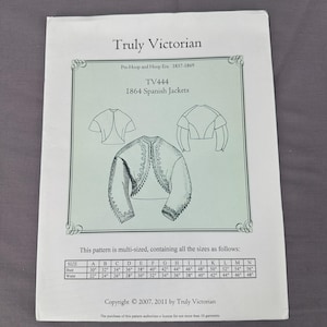 Könnte beinhalten: Ein weißes Papiermuster von Truly Victorian für spanische Jacken von 1864, TV444. Das Muster enthält Abbildungen der Jacken und eine Größentabelle mit Brustmaßen von 76 cm bis 142 cm und Taillenmaßen von 56 cm bis 122 cm.