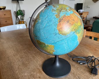 Scannen Sie eine Weltkarte aus den 1970er Jahren.