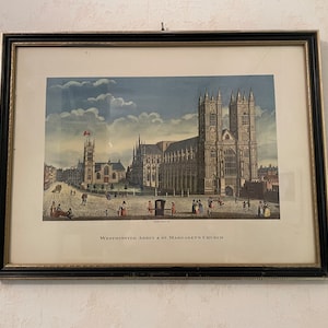 Puede incluir: Impresión enmarcada de la Abadía de Westminster y la Iglesia de Santa Margarita. La obra de arte representa una ilustración detallada de los edificios históricos, con figuras y carruajes en la calle. La impresión está enmarcada en negro con un borde interior dorado.