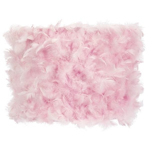 Puede incluir: Una almohada de plumas rosa con una textura suave y esponjosa. La almohada est&aacute; hecha de una variedad de plumas, todas de color rosa.
