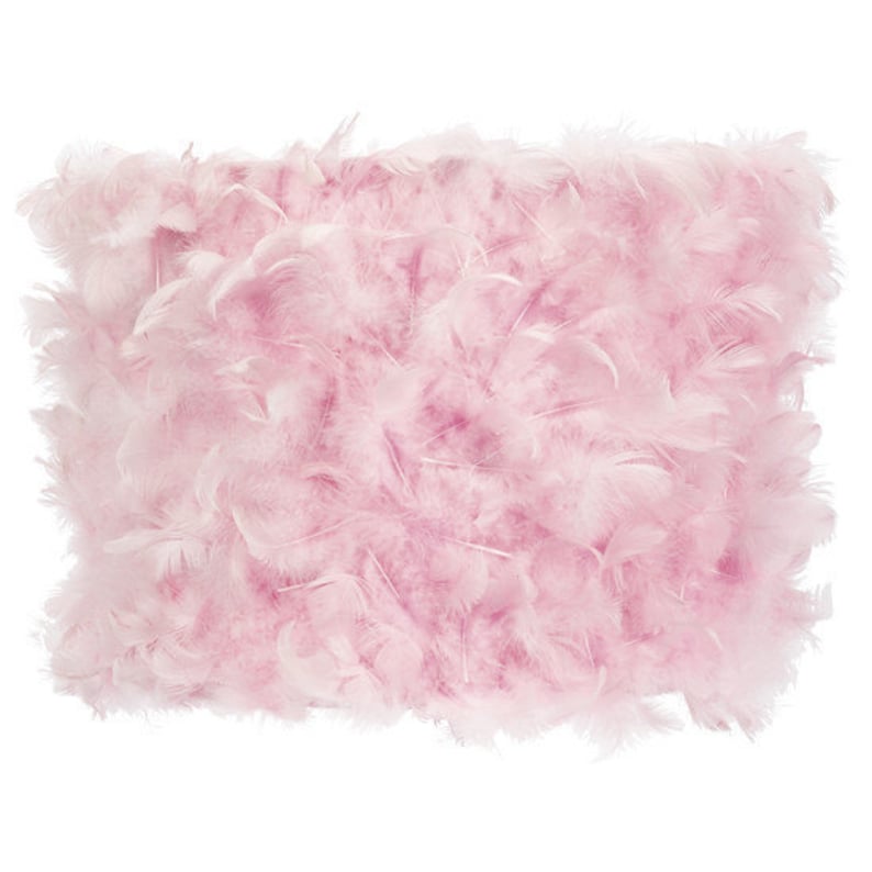 Puede incluir: Una almohada de plumas rosa con una textura suave y esponjosa. La almohada est&aacute; hecha de una variedad de plumas, todas de color rosa.