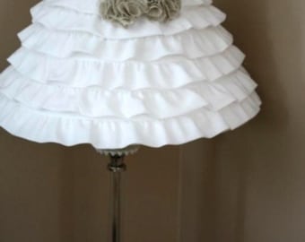 Pantalla de lámpara blanca con volantes y flores de arpillera con pompones