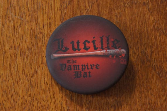 badges, pins, lucille, negan, zombies, tshirt 7 x Walking Dead buttons 