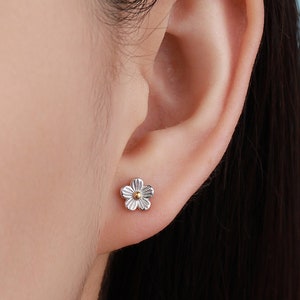 Tiny Forget Me Not Flower Stud Earrings in Sterling Silver, Tiny Flower Earrings, Small Daisy Earrings, Forget-me-not Stud