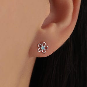 Små örhängen med blå opalblomma i sterlingsilver, opalförgätmigej-örhängen - Silverörhängen med opalblomma - Små örhängen