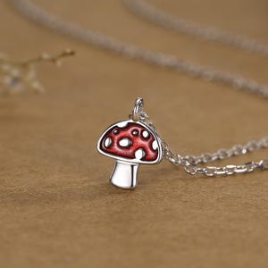 Collar con colgante de hongo pequeño en plata de ley, plata u oro, collar con hongo, collar con hongo esmaltado en rojo, collar con forma de seta. imagen 1