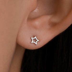 Bardzo małe kolczyki ze srebra próby 925 z wyciętymi gwiazdkami, srebrne, złote lub różowe złoto, słodka i zabawna biżuteria