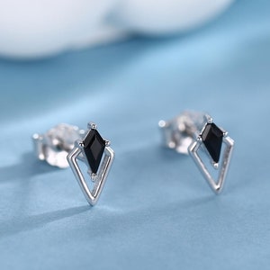 Art-Deco-inspirierte winzige Rauten-Schwarz-CZ-Ohrstecker aus Sterlingsilber, Silber oder Gold oder Roségold, kleine dreieckige Rautenohrringe