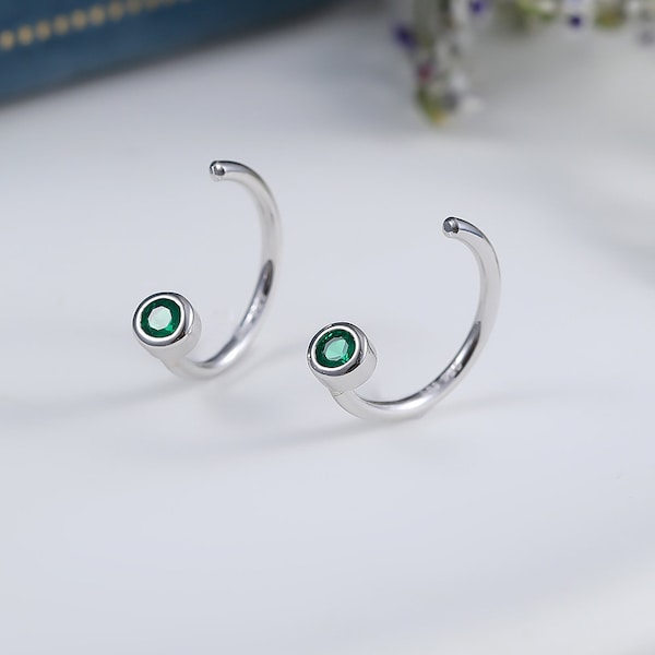 Orecchini a cerchio Huggie da 2 mm con zirconi cubici verde smeraldo in argento sterling, argento o oro, mezzo cerchio, cerchio aperto, passanti, orecchini delicati