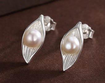 Pendientes de plata de ley con forma de flor de cala y perlas de agua dulce: una joya elegante y bonita inspirada en la naturaleza.