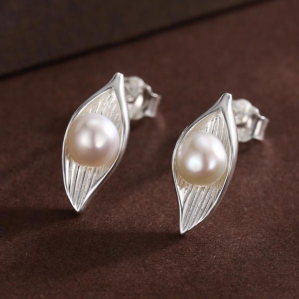 Sterling Silber Calla Lilie Blume Blüte Ohrstecker mit Süßwasserperlen, Natur inspiriert ziemlich und eleganter Schmuck